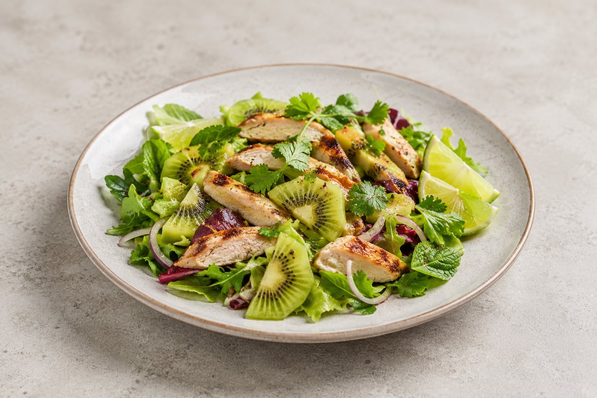 Kyllingesalat med kiwi og lime