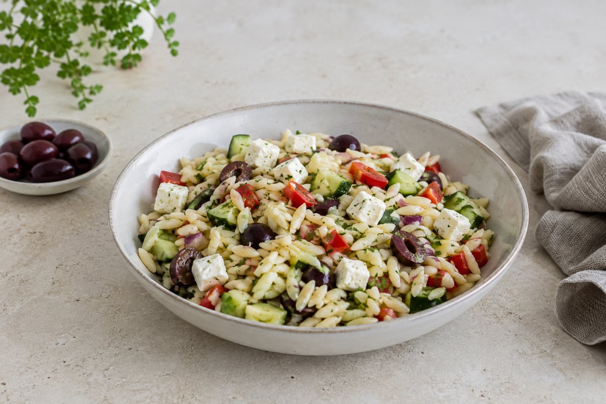 Orzosalat med feta og oliven
