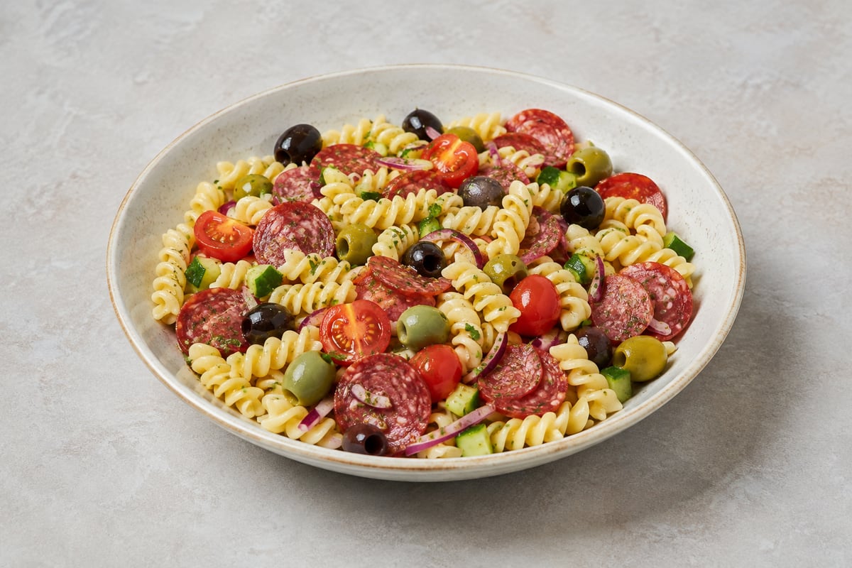 Pastasalat med spegepølse og oliven