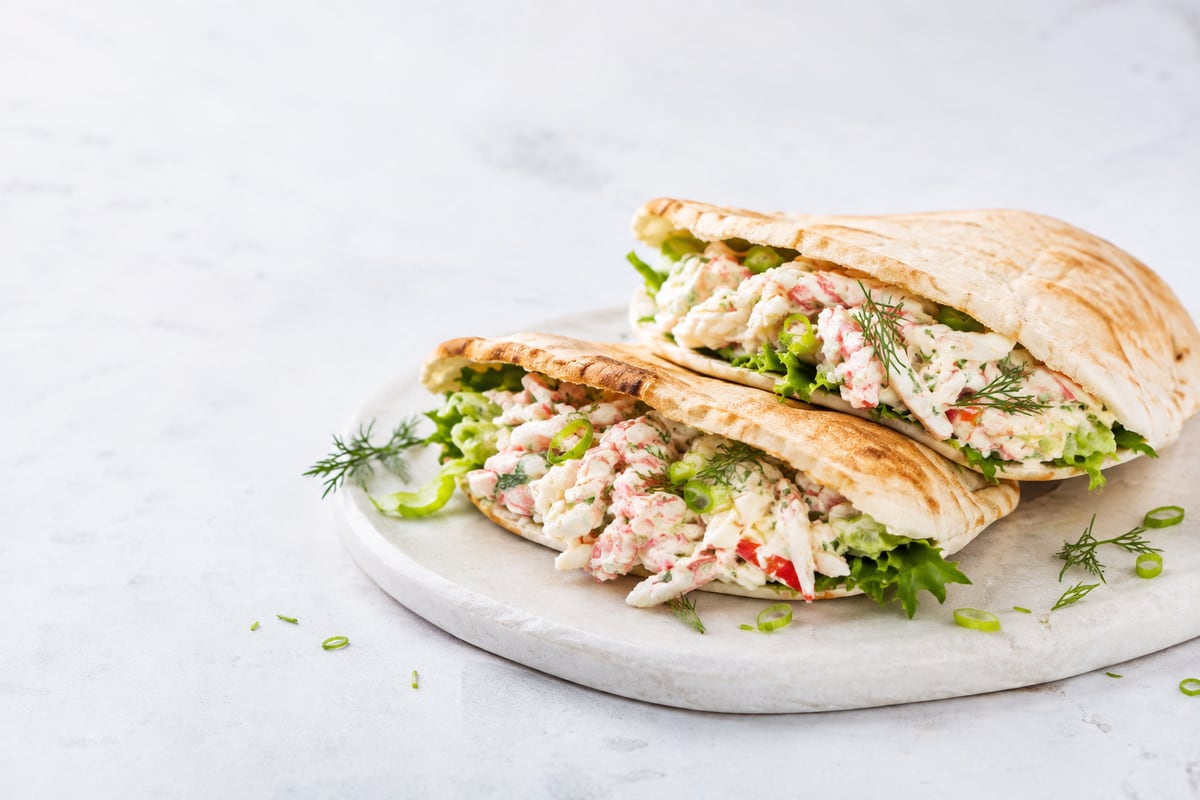 Pitabrød med krabbesalat