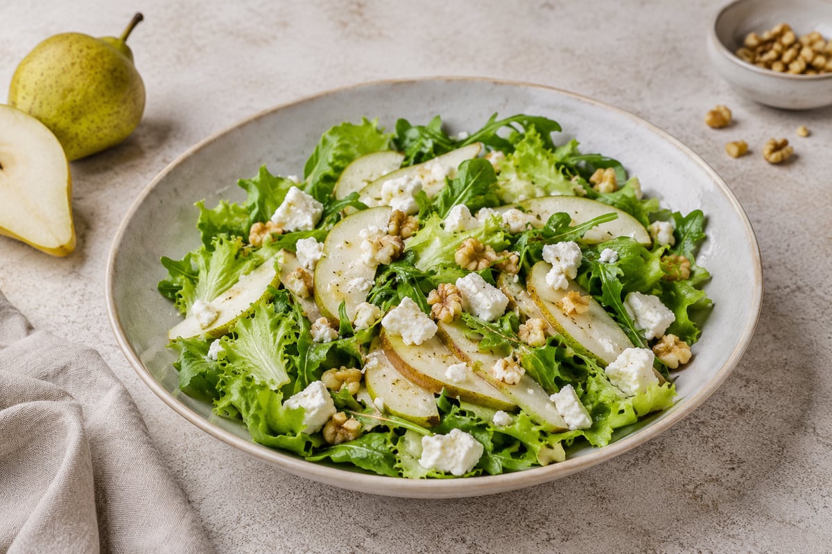 Salat med pære og feta
