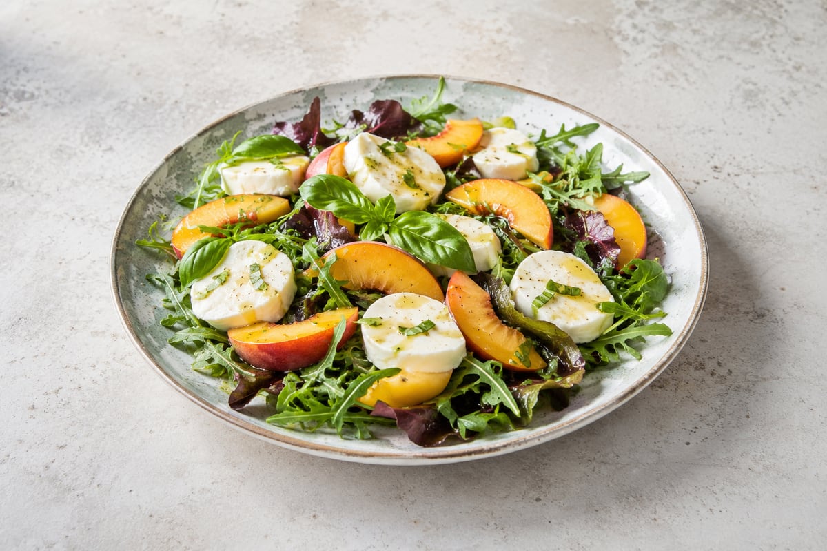 Sommersalat med fersken og mozzarella